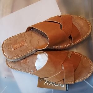 NWT and box women's Roxy genuine leather sandals..size 8